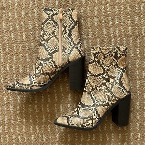 ✨NEW Lulu’s Essex Tan Snake Ankle Booties